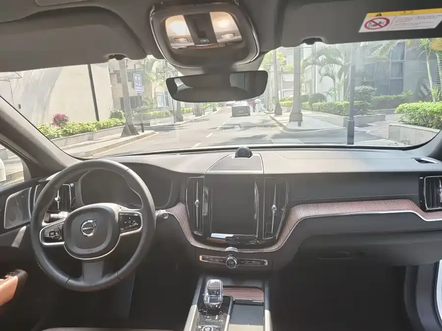 Volvo XC60 Plug-in Hybrid 2024 T8 Plug-in Hybrid Long-range Four-wheel Drive Smart Luxury Edition 2023 — миниатюра 2