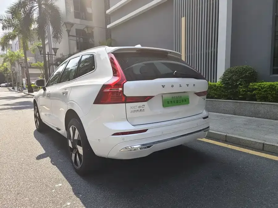 Volvo XC60 Plug-in Hybrid 2024 T8 Plug-in Hybrid Long-range Four-wheel Drive Smart Luxury Edition 2023 — миниатюра 3