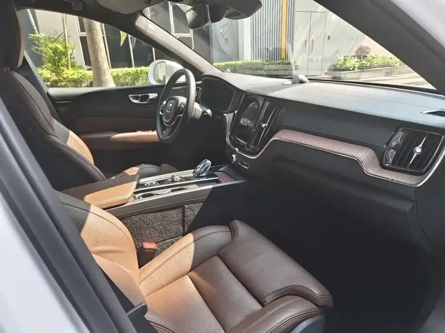 Volvo XC60 Plug-in Hybrid 2024 T8 Plug-in Hybrid Long-range Four-wheel Drive Smart Luxury Edition 2023 — миниатюра 4