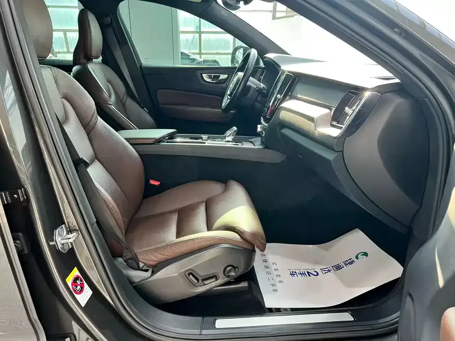 Volvo XC60 Plug-in Hybrid 2022 T8 Plug-in Hybrid 4WD Zhiyuan Luxury Edition 2022 — миниатюра 4