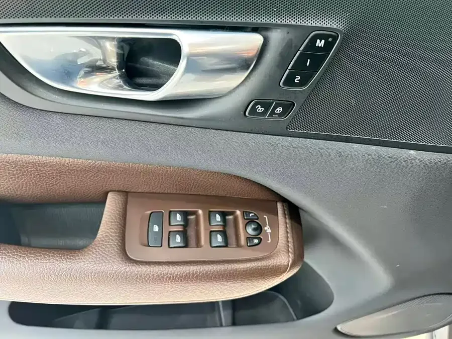 Volvo XC60 Plug-in Hybrid 2022 T8 Plug-in Hybrid 4WD Zhiyuan Luxury Edition 2022 — миниатюра 5