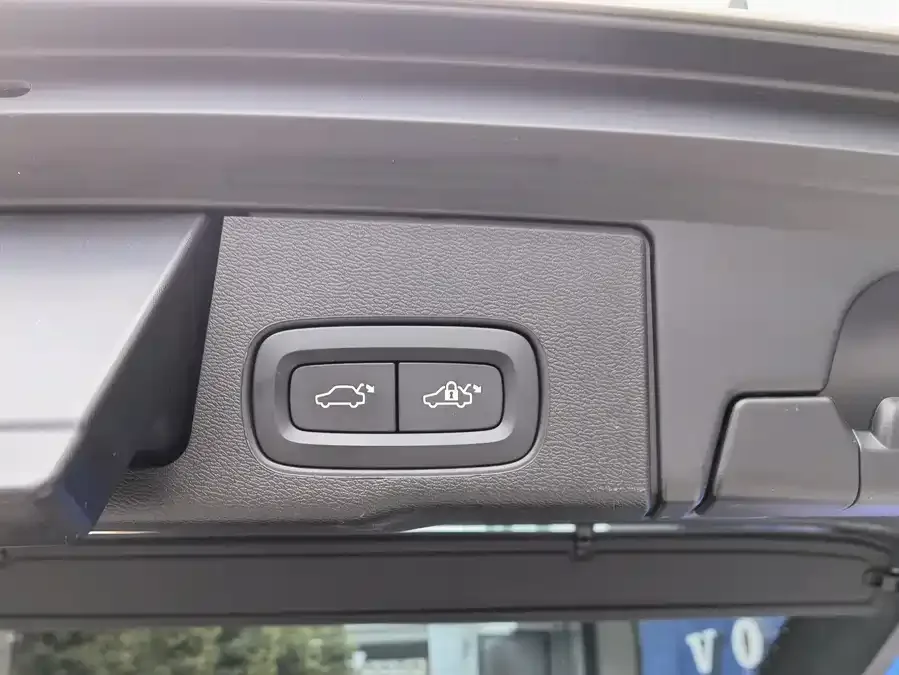 Volvo XC60 Plug-in Hybrid 2024 T8 Plug-in Hybrid Long-range Four-wheel Drive Zhiyuan Luxury Edition 2024 — миниатюра 3