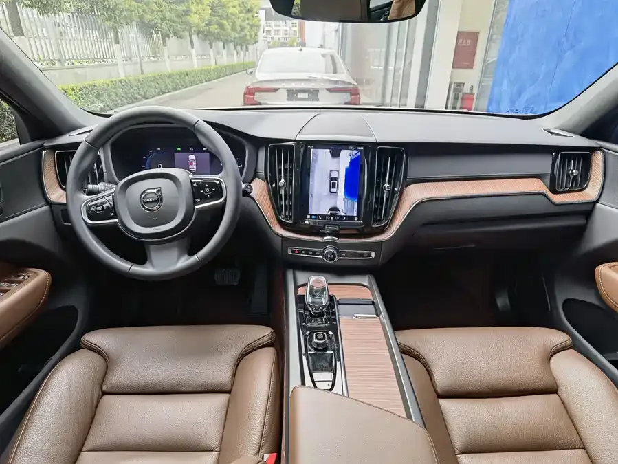 Volvo XC60 Plug-in Hybrid 2024 T8 Plug-in Hybrid Long-range Four-wheel Drive Zhiyuan Luxury Edition 2024 — миниатюра 4