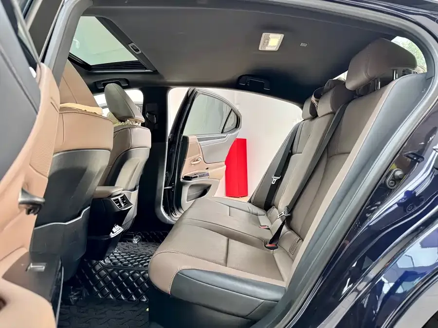 Lexus ES 2022 300h Premium Edition 2022 — миниатюра 3