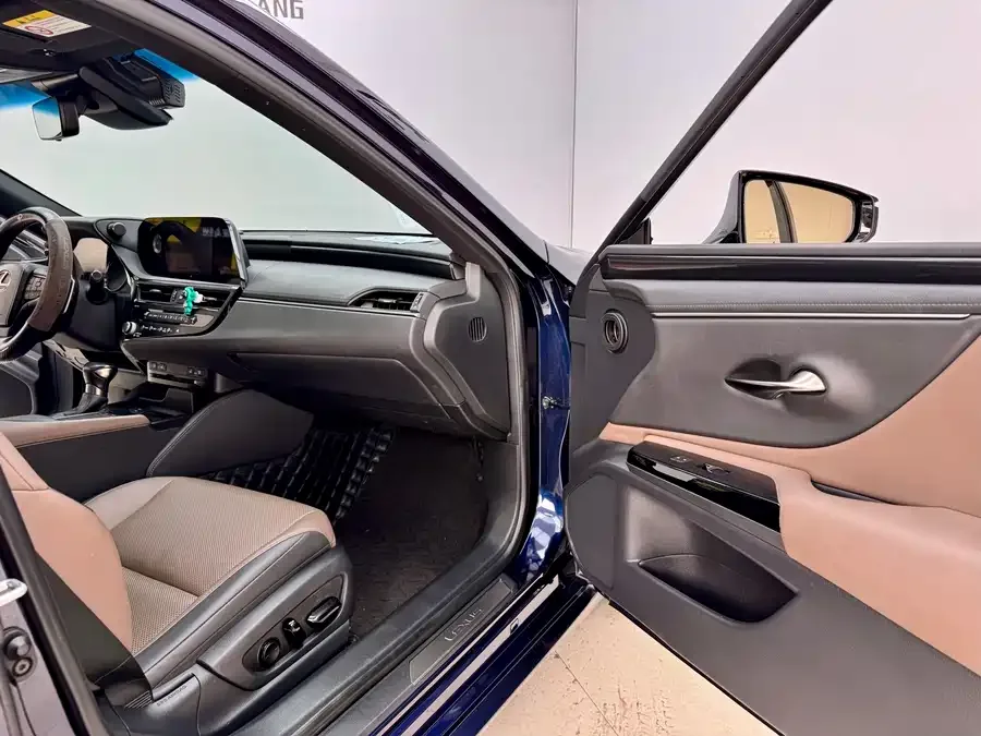 Lexus ES 2022 300h Premium Edition 2022 — миниатюра 4