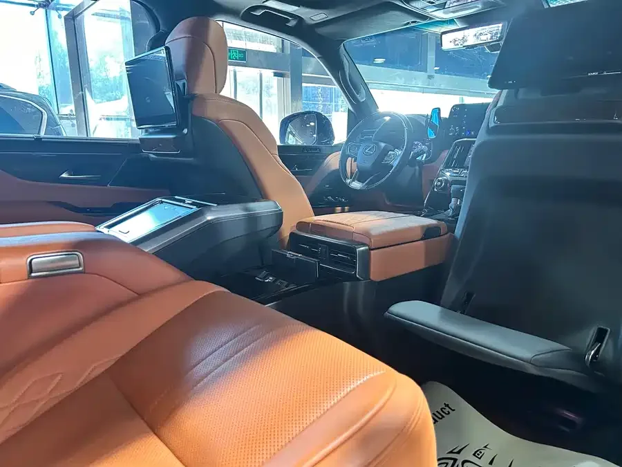 Lexus LX 2025 700h VIP Edition 2026 — миниатюра 2