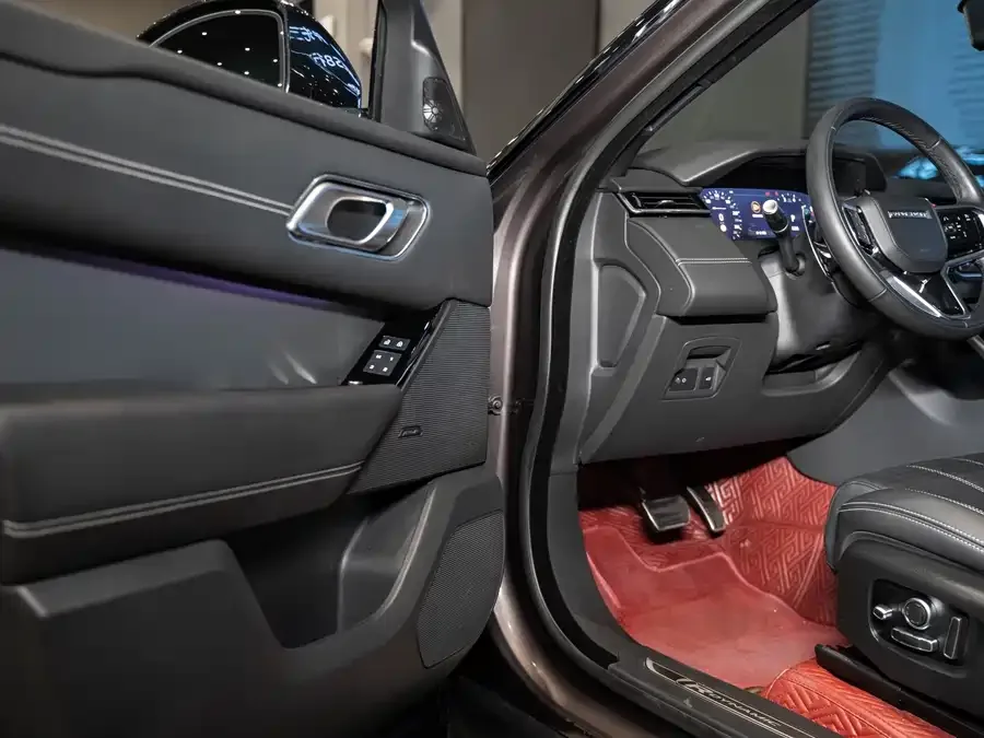 Land Rover Range Rover Velar Range Rover Velar 2022 250PS Glitter Gold Collectors Edition 2023 — миниатюра 3