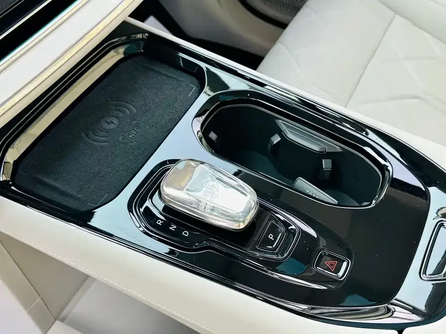 Volvo EM90 2025 Ultra six-seater 2025 — миниатюра 4