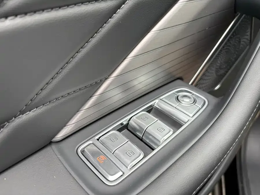 Hongqi HS7 PHEV Hongqi HS7 PHEV 2024 2.0T PHEV 4WD Flagship Chang Edition 7 Seaters 2025 — миниатюра 3