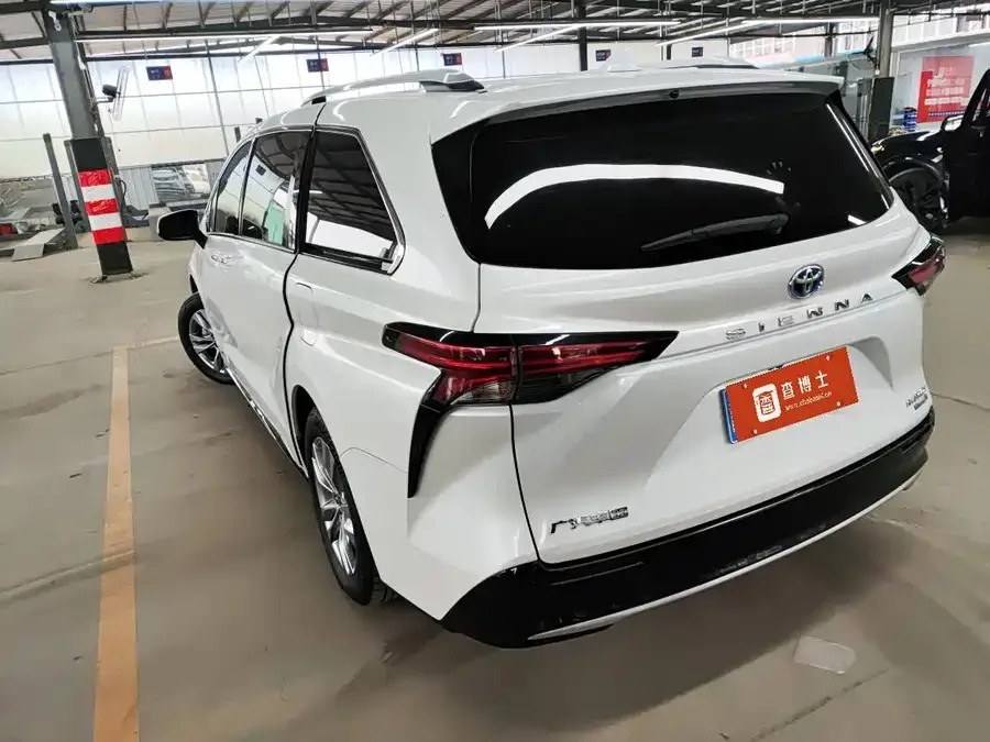 Toyota Sienna SIENNA 2021 2.5L Hybrid Platinum Edition 2022 — миниатюра 2