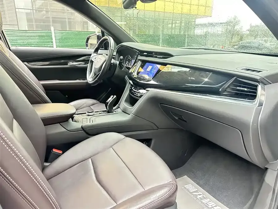 Cadillac XT6 2022 2.0T 6-seat 4WD luxury standard version 2022 — миниатюра 4