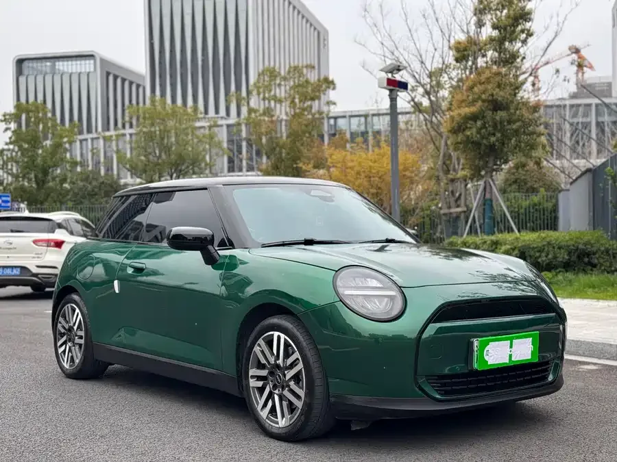 MINI electric COOPER Electric MINI COOPER 2024 456km COOPER E Classic 2024 — миниатюра 3