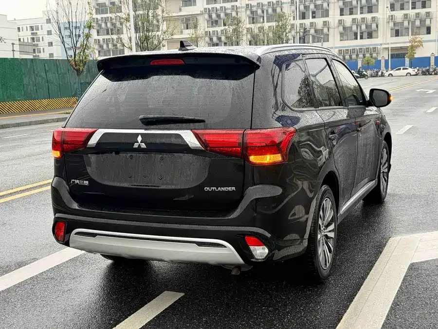 Mitsubishi Outlander Outlander 2021 2.0L 2WD Enjoy Edition 7 Seaters 2023 — миниатюра 3