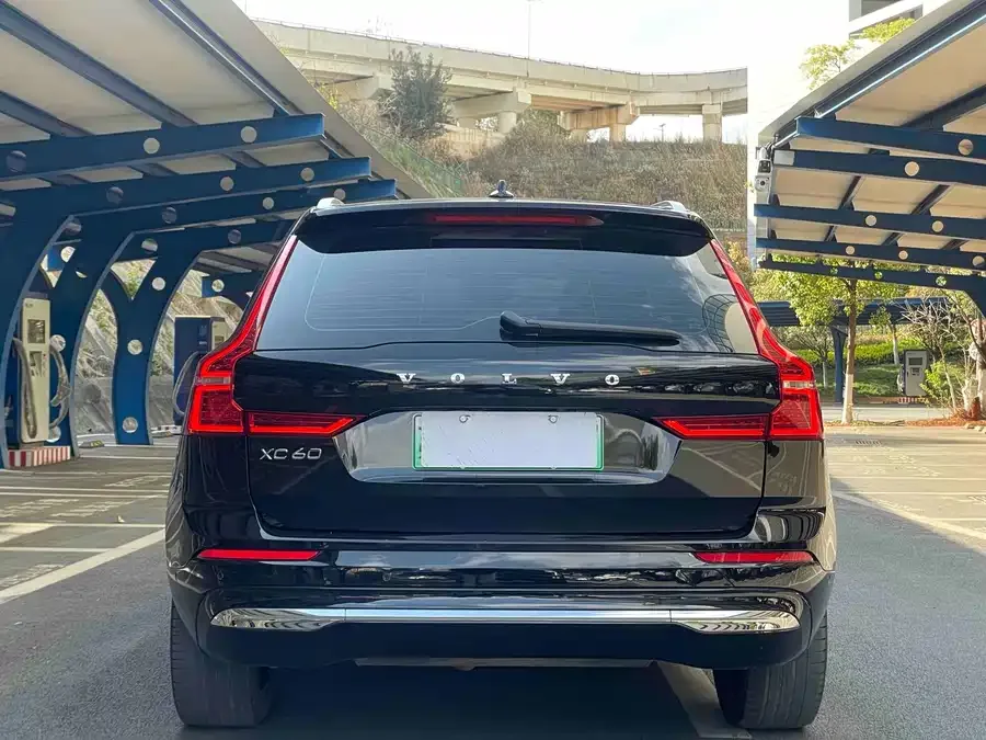 Volvo XC60 Plug-in Hybrid 2023 T8 Plug-in Hybrid Long-range Four-wheel Drive Zhiyuan Luxury Edition 2022 — миниатюра 2