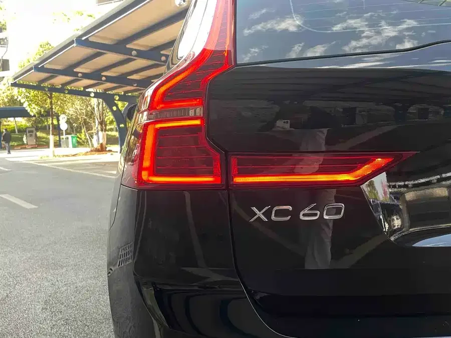 Volvo XC60 Plug-in Hybrid 2023 T8 Plug-in Hybrid Long-range Four-wheel Drive Zhiyuan Luxury Edition 2022 — миниатюра 4