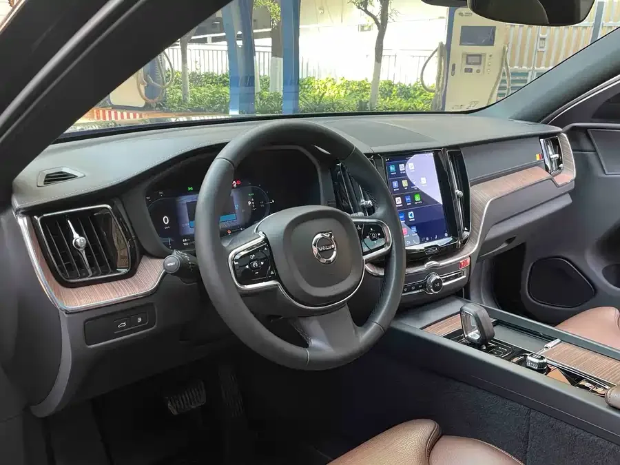 Volvo XC60 Plug-in Hybrid 2023 T8 Plug-in Hybrid Long-range Four-wheel Drive Zhiyuan Luxury Edition 2022 — миниатюра 5