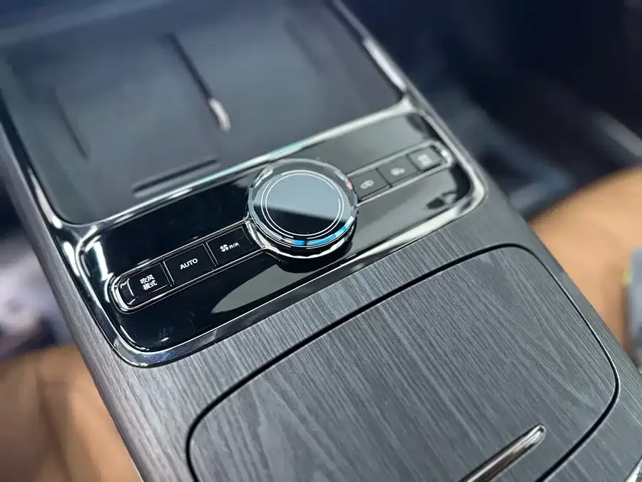 Geely Galaxy Star 8 Galaxy Star 8 2025 130km EM-i Premium Edition 2025 — миниатюра 4