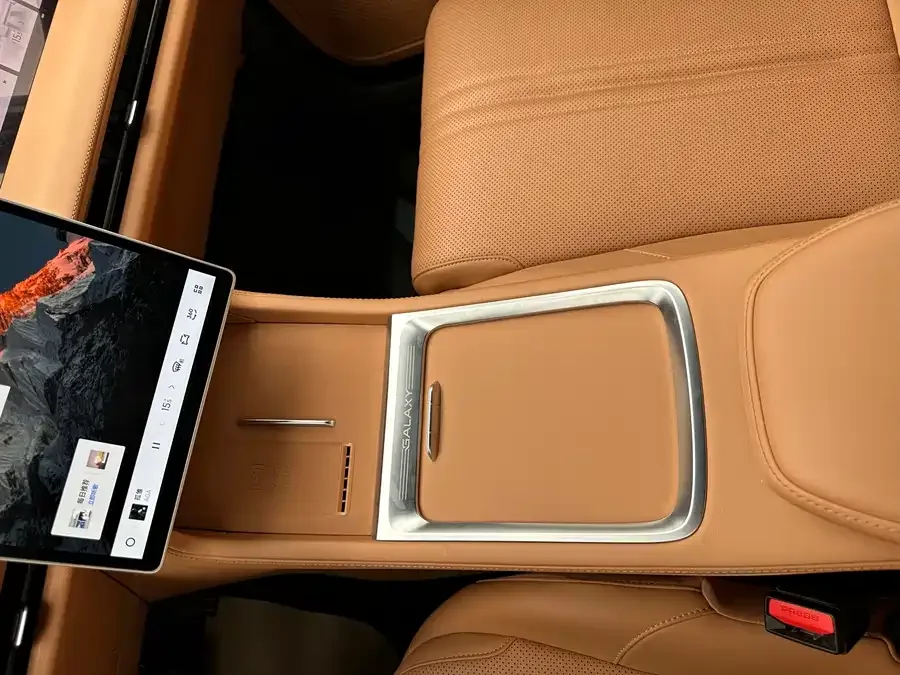 Geely Galaxy L7 Galaxy L7 2025 EM-i 115km Exploration+ Edition 2025 — миниатюра 5