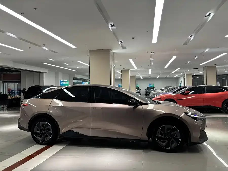 Toyota bZ 3 2023 616km long range PRO 2023 — миниатюра 4