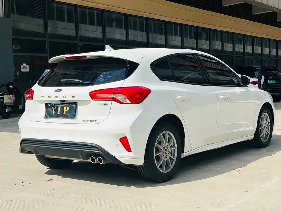 Ford Focus Focus 2021 Sedan EcoBoost 180 Automatic Front Model 2022 — миниатюра 2