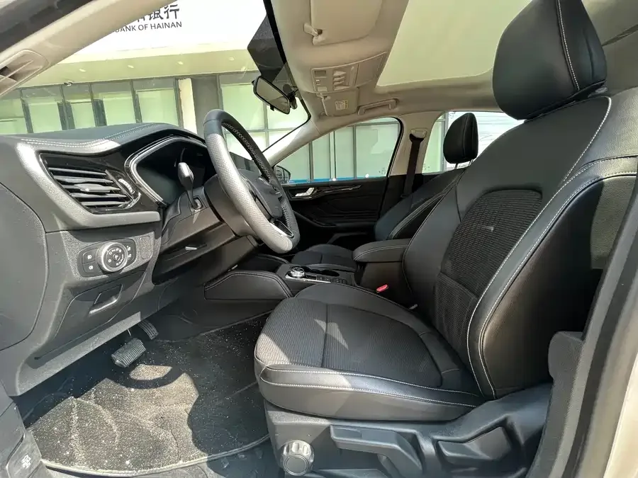 Ford Focus Focus 2021 Sedan EcoBoost 180 Automatic Front Model 2022 — миниатюра 3