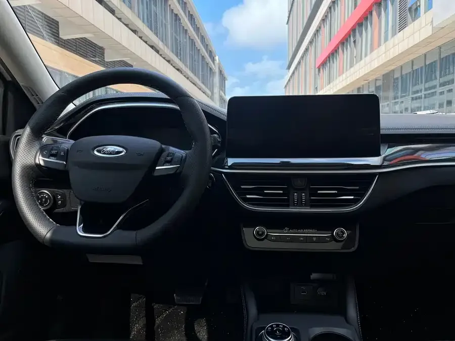 Ford Focus Focus 2021 Sedan EcoBoost 180 Automatic Front Model 2022 — миниатюра 4