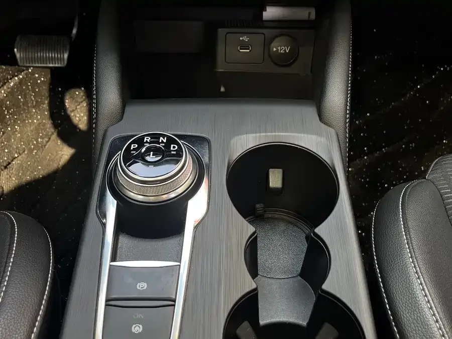 Ford Focus Focus 2021 Sedan EcoBoost 180 Automatic Front Model 2022 — миниатюра 5