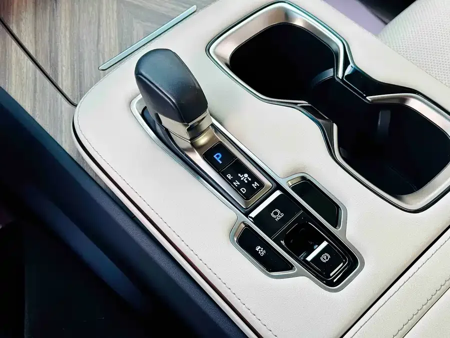 Lexus LM 2023 500h Six-seat Premium Edition 2024 — миниатюра 3