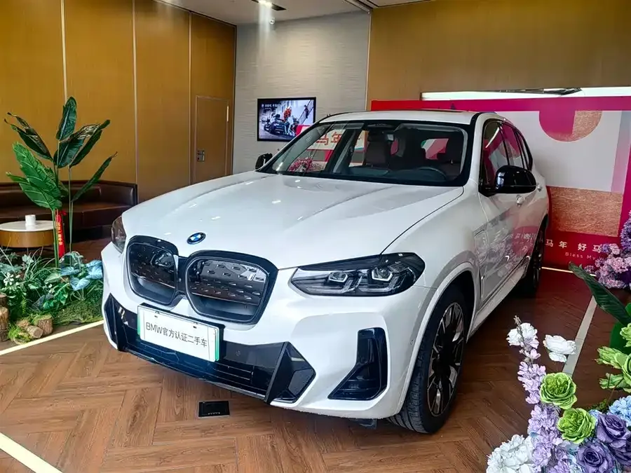 BMW iX3 2025