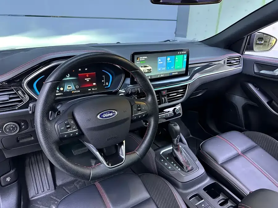 Ford Focus Focus 2022 sedan EcoBoost 180 automatic ST Line 2022 — миниатюра 3