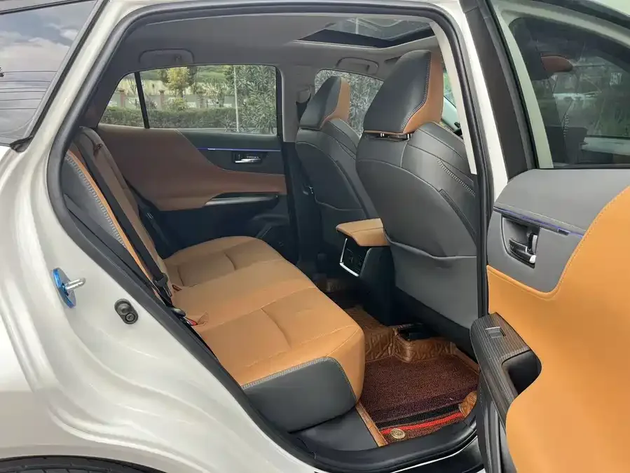 Toyota Venza Venza 2022 2.0L CVT 2WD Premium Edition 2022 — миниатюра 3
