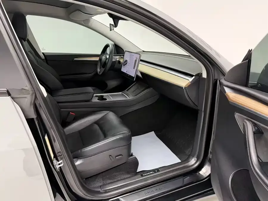Tesla Model Y Model Y 2022 facelift rear-wheel drive version 2023 — миниатюра 4