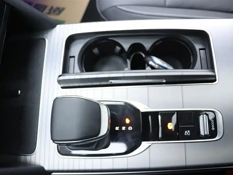Hongqi HS7 PHEV Hongqi HS7 PHEV 2024 2.0T PHEV 4WD Flagship Chang Edition 7 Seaters 2024 — миниатюра 3