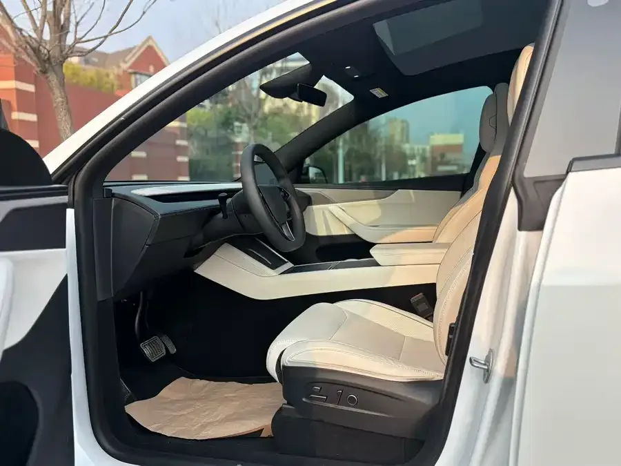 Tesla Model YL Model YL 2025 long-range all-wheel drive version 2025 — миниатюра 4