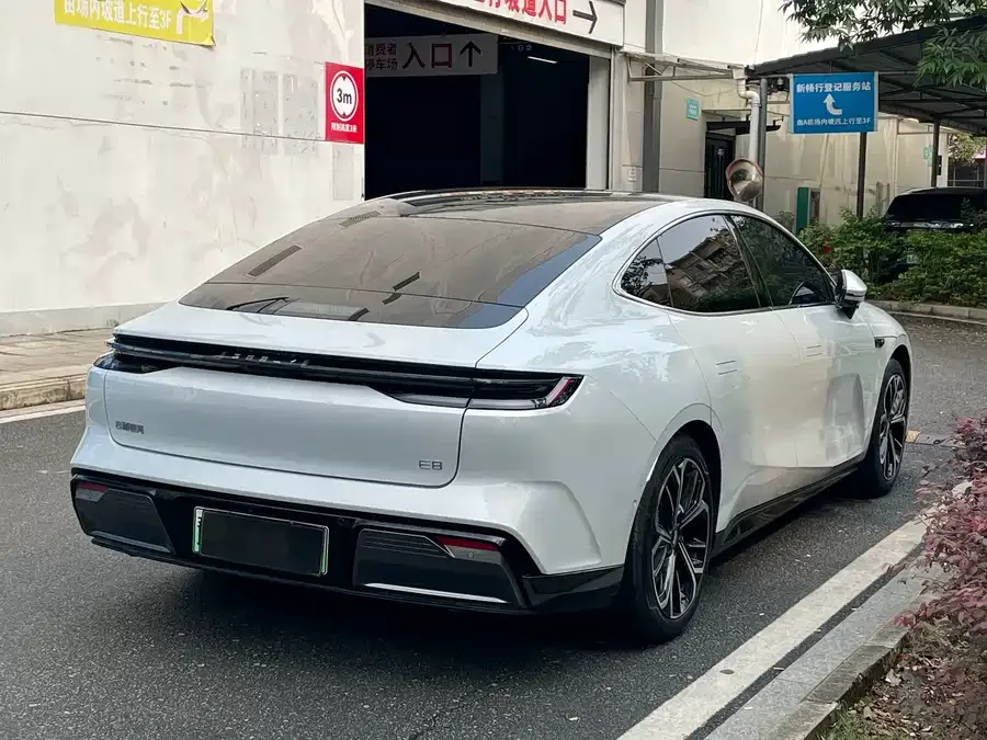 Geely Galaxy E8 Galaxy E8 2025 700km Long-distance Intelligent Driving Edition 2025 — миниатюра 2