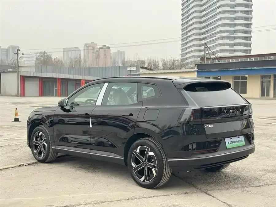 Volvo XC70 plug-in hybrid 2026 Volvo XC70 Plug-in Hybrid Two-Wheel Drive Long Range Core 2026 — миниатюра 2