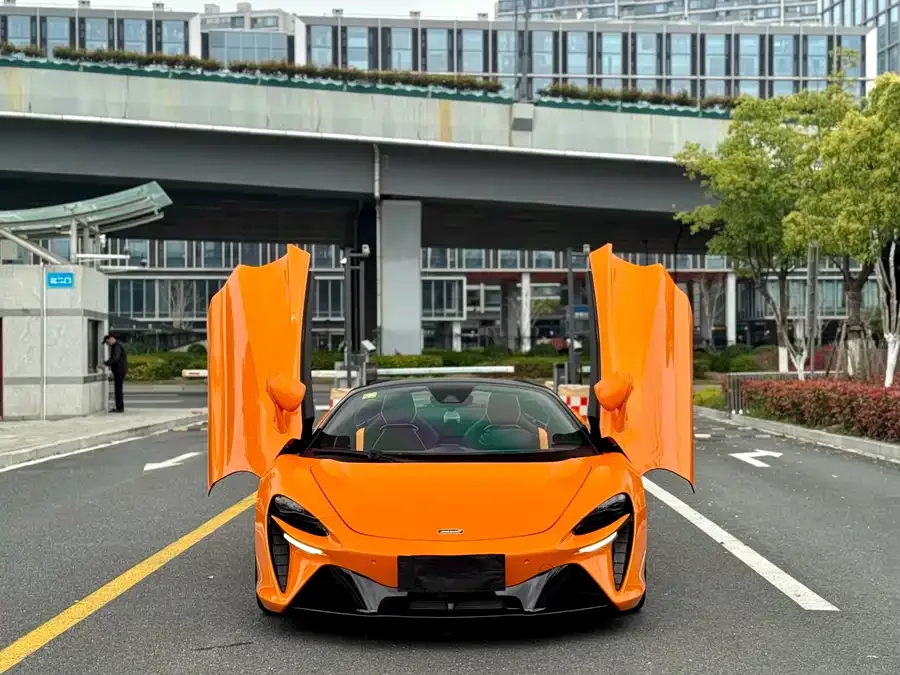 McLaren Artura 2024