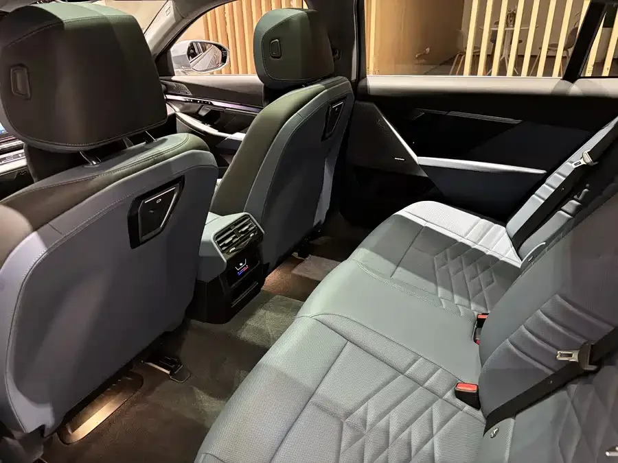 BMW i5 2024 eDrive 35L Premium M Sport Package 2025 — миниатюра 4
