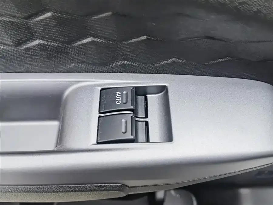 Dongfeng Fengguang E380 Fengguang E380 2023 Standard Edition - Comfortable 7-seater 2026 — миниатюра 3
