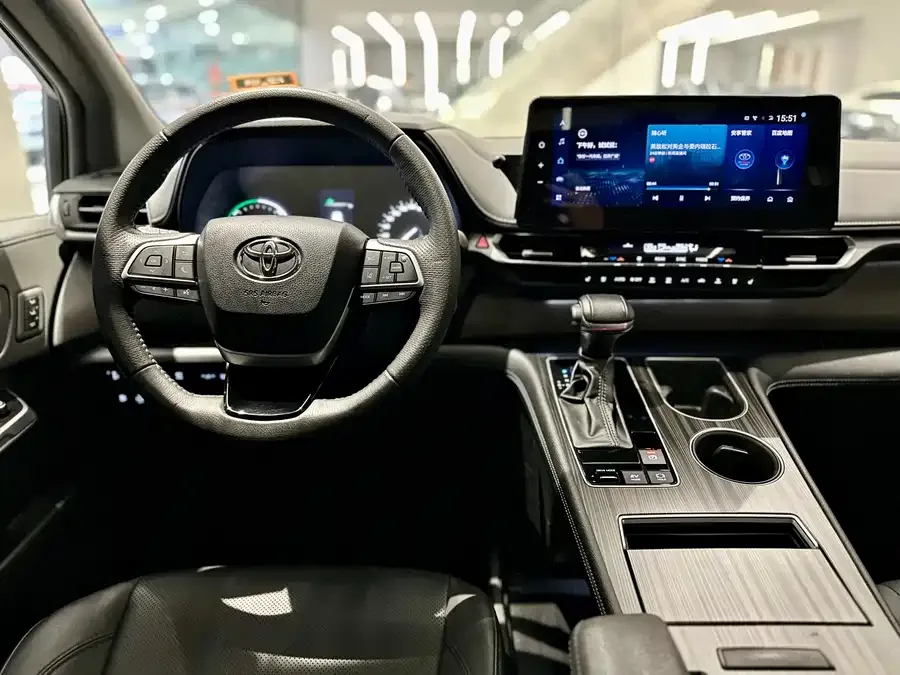 Toyota Granvia Grevia 2023 2.5L Hybrid VIP Edition 2023 — миниатюра 2