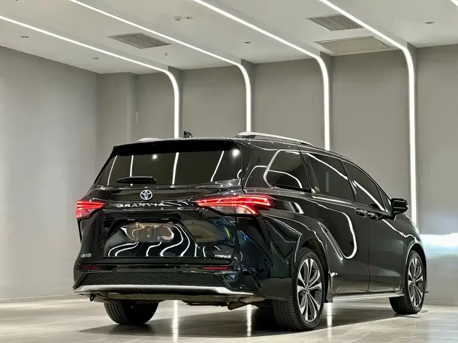 Toyota Granvia Grevia 2023 2.5L Hybrid VIP Edition 2023 — миниатюра 3