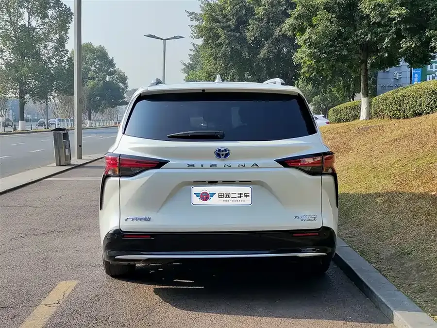 Toyota Sienna SIENNA 2023 2.5L Hybrid Platinum Edition 2023 — миниатюра 2