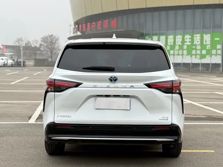 Toyota Sienna SIENNA 2021 2.5L Hybrid Luxury Edition 2023 — миниатюра 3