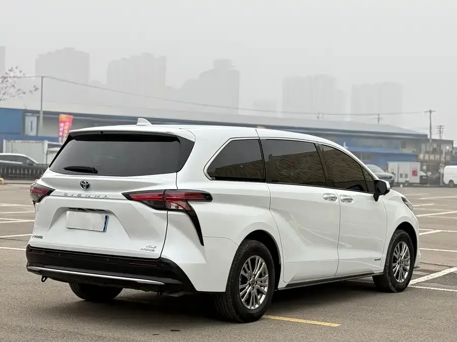 Toyota Sienna SIENNA 2021 2.5L Hybrid Luxury Edition 2023 — миниатюра 5