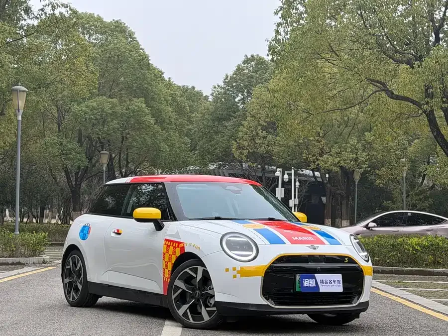 MINI electric COOPER 2025 Electric MINI Cooper 463km/h Cooper SE Artist 2025 — миниатюра 3