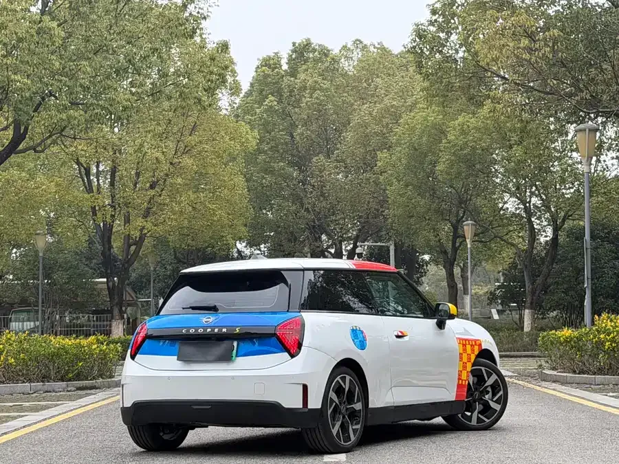 MINI electric COOPER 2025 Electric MINI Cooper 463km/h Cooper SE Artist 2025 — миниатюра 4