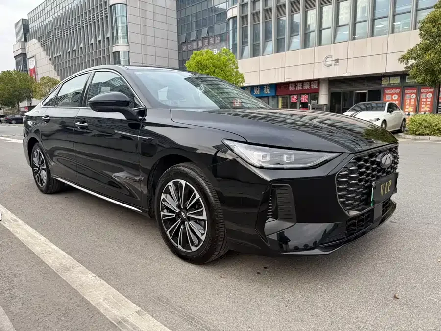 Chery Fengyun A8L Fengyun A8L 2025 1.5TGDI 145km Comfort Edition 2025 — миниатюра 2