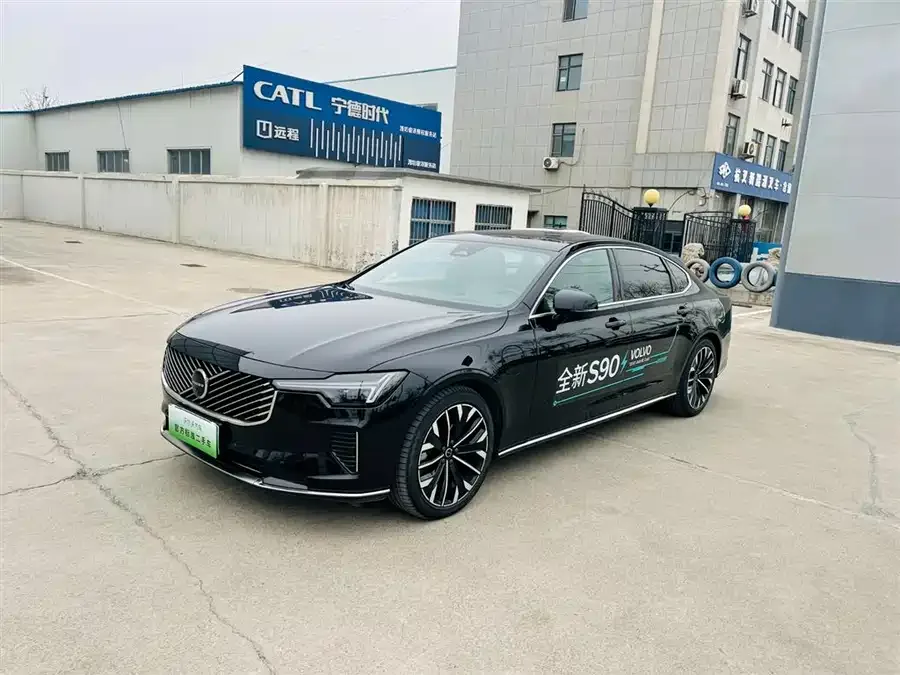 Volvo S90 plug-in hybrid 2025