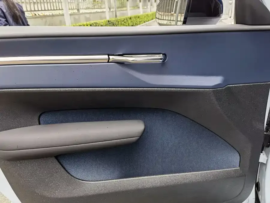 Volvo EX30 2025 rear-wheel drive long-range version Plus 2024 — миниатюра 3