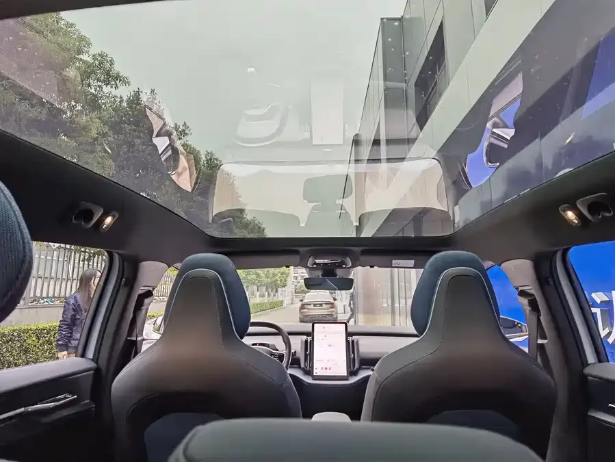 Volvo EX30 2025 rear-wheel drive long-range version Plus 2024 — миниатюра 4